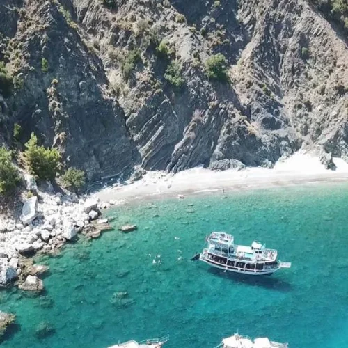 Turquoise sea and white sandy beach on Suluada Island