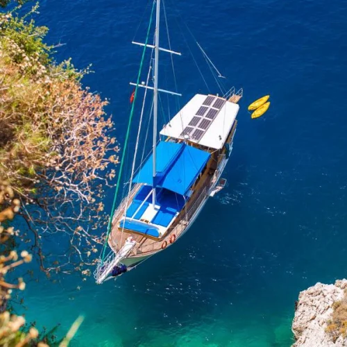 Clear turquoise water surrounding Suluada Island
